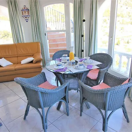 Villaguila Villa *